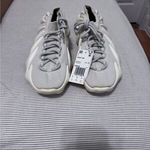 Yeezy Men's Light clowht and Cream Sneakers